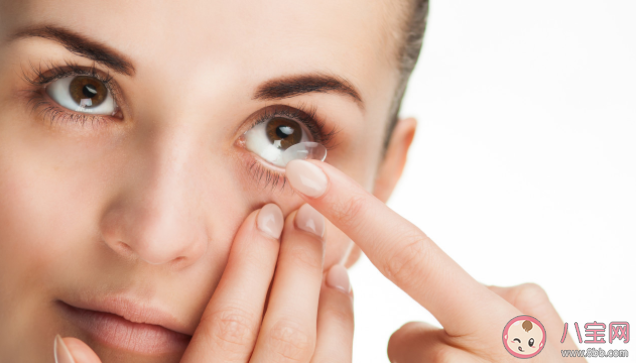 洗澡時要摘掉隱形眼鏡嗎 隱形眼鏡選購及佩戴指南