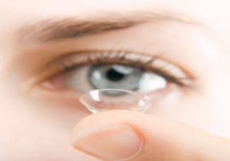 洗澡時要摘掉隱形眼鏡嗎 隱形眼鏡選購及佩戴指南