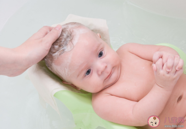 夏季寶寶的頭發(fā)應(yīng)該幾天洗一次 寶寶洗頭又哭又鬧怎么辦