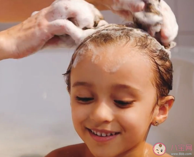 夏季寶寶的頭發(fā)應(yīng)該幾天洗一次 寶寶洗頭又哭又鬧怎么辦