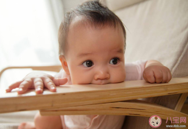 寶寶喜歡把東西放嘴里是不是壞習慣 寶寶愛拿東西放嘴里怎么辦