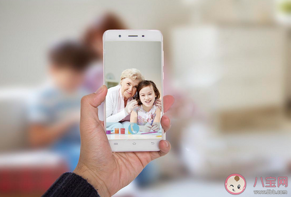 經常用手機視頻聊天對寶寶視力有影響嗎 視頻聊天會對寶寶有什么傷害 經常用手機視頻聊天對寶寶視力有影響嗎 視頻聊天會對寶寶有什么傷害