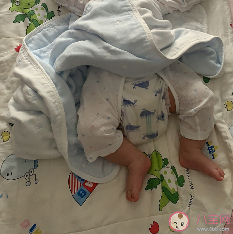 寶寶晚上睡覺穿拉拉褲好還是紙尿褲好 拉拉褲和紙尿褲的區別在哪里