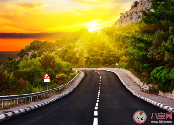 我們穿過慢速公路吹過金黃色臉頰是什么歌 《慢速公路》完整版歌詞在線聽歌