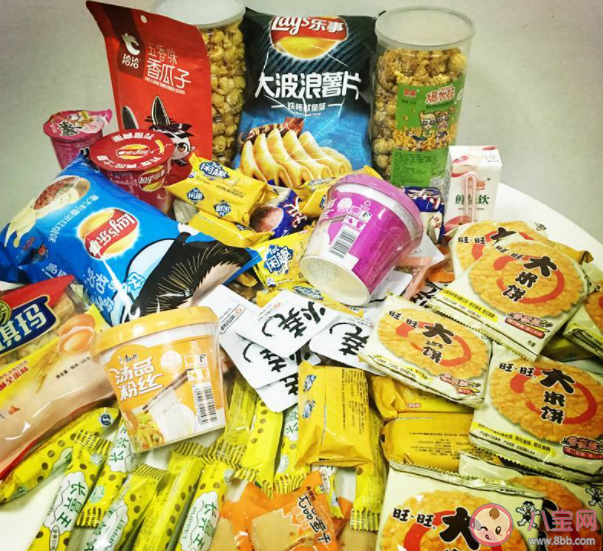 上班吃零食被同事說沒素質(zhì) 上班能不能吃零食 上班吃零食被同事說沒素質(zhì) 上班能不能吃零食