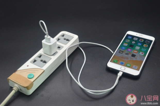 睡覺時(shí)充電器爆炸險(xiǎn)失明是怎么回事 睡覺時(shí)充電安全嗎