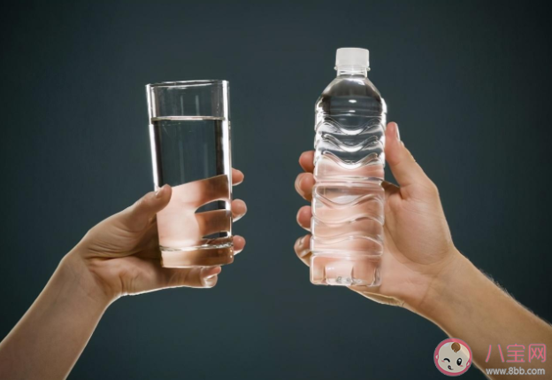 水喝太多時(shí)身體會(huì)發(fā)生什么 每天喝水超過(guò)多少會(huì)中毒 水喝太多時(shí)身體會(huì)發(fā)生什么 每天喝水超過(guò)多少會(huì)中毒