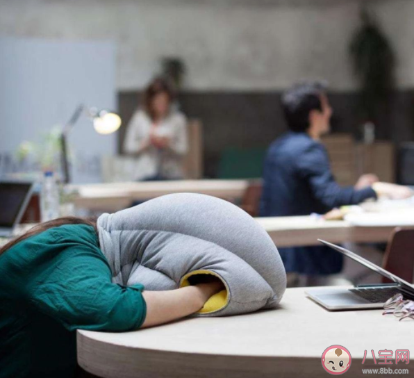 長期趴在桌子上睡覺對身體有什么危害 上班族怎么午睡健康