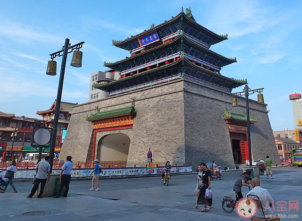 我是個(gè)沉默不語的靠著墻壁曬太陽(yáng)的過客是什么歌 《鼓樓》完整版歌詞在線聽歌