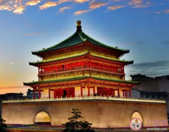 我是個(gè)沉默不語的靠著墻壁曬太陽(yáng)的過客是什么歌 《鼓樓》完整版歌詞在線聽歌