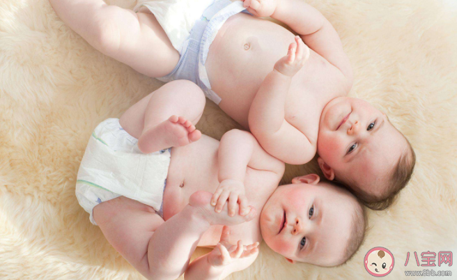 給寶寶選擇紙尿褲型號是偏大點還是小點好 嬰兒紙尿褲多久換碼數