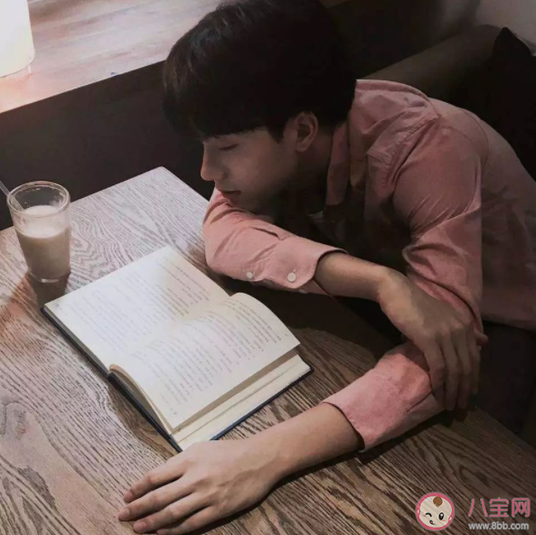 男生不主動找女生聊天就是不喜歡嗎 哪些因素會影響男生的主動性