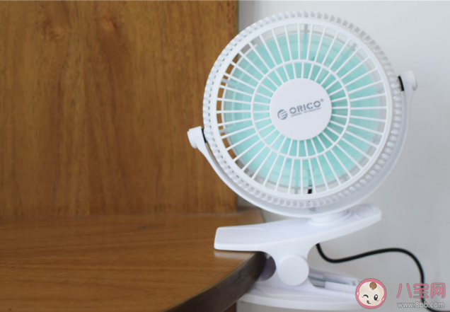 男孩戴風(fēng)扇睡覺被吹面癱是怎么回事 夏季為什么容易發(fā)生面癱