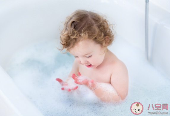 孩子可以搓澡嗎 夏天寶寶洗澡的6大誤區 孩子可以搓澡嗎 夏天寶寶洗澡的6大誤區