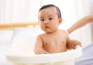 孩子可以搓澡嗎 夏天寶寶洗澡的6大誤區