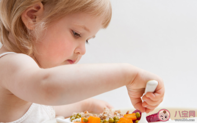 寶寶多大能用勺子吃飯 怎么訓練孩子用勺子吃飯