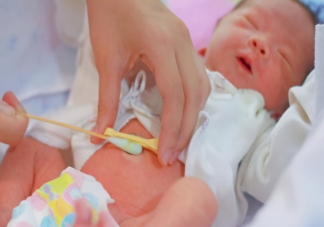 臍帶殘根沒(méi)有脫落可以給寶寶洗盆浴嗎 臍帶沒(méi)有脫落怎么洗澡