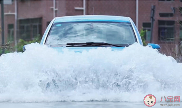 暴雨天開電動汽車安全嗎 下雨天電動汽車怎樣開才更安全