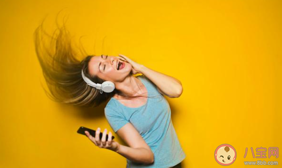 健身時(shí)要不要聽歌 健身時(shí)聽歌有什么好處 健身時(shí)要不要聽歌 健身時(shí)聽歌有什么好處