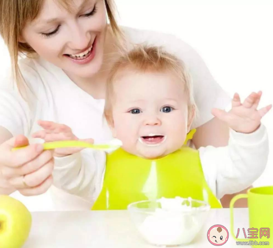 寶寶第一次對食物感興趣應該怎么做 寶寶第一次輔食的注意事項