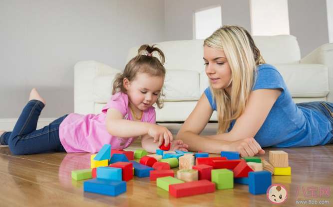 寶寶玩玩具反復(fù)教都不會(huì)是不聰明嗎 父母怎樣陪孩子玩玩具
