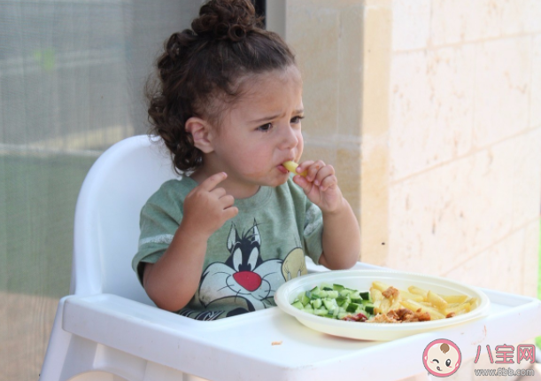 孩子發(fā)燒需要忌口嗎 孩子發(fā)燒飲食上有什么需要注意的