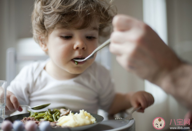 孩子發(fā)燒需要忌口嗎 孩子發(fā)燒飲食上有什么需要注意的