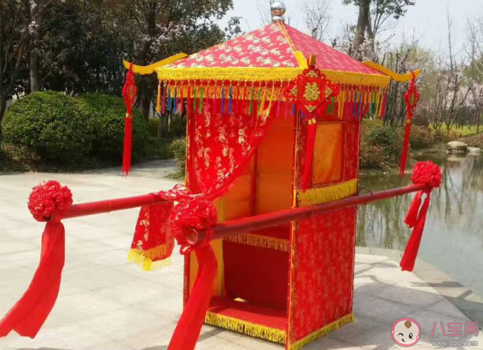 畫紅妝戴花帽坐上紅紅大花轎是什么歌 《紅紅大花轎》完整版歌詞在線聽歌