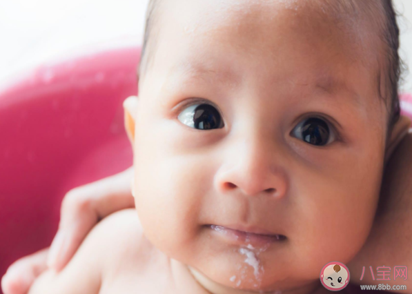 寶寶經常溢奶睡覺時最好怎么睡 寶寶總是溢奶怎么緩解