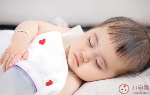 寶寶經常溢奶睡覺時最好怎么睡 寶寶總是溢奶怎么緩解