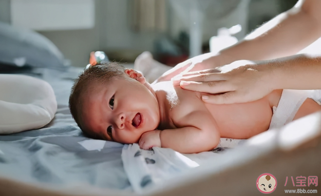 寶寶頭睡偏了長大會好嗎 怎么發現寶寶頭型異常