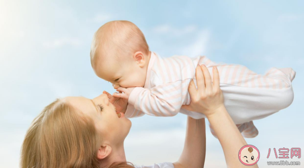 嬰兒有哪些行為我們不理解其實是正常的 關于新生兒的小秘密 嬰兒有哪些行為我們不理解其實是正常的 關于新生兒的小秘密