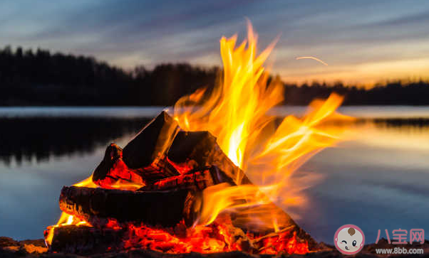 你靠在篝火旁沒有感覺嗎是什么意思 為什么會說你靠在篝火旁沒有感覺嗎 你靠在篝火旁沒有感覺嗎是什么意思 為什么會說你靠在篝火旁沒有感覺嗎