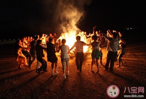 你靠在篝火旁沒有感覺嗎是什么意思 為什么會說你靠在篝火旁沒有感覺嗎 你靠在篝火旁沒有感覺嗎是什么意思 為什么會說你靠在篝火旁沒有感覺嗎