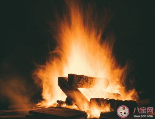 你靠在篝火旁沒有感覺嗎是什么意思 為什么會說你靠在篝火旁沒有感覺嗎 你靠在篝火旁沒有感覺嗎是什么意思 為什么會說你靠在篝火旁沒有感覺嗎