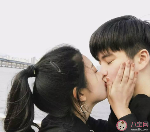 情侶接吻時為什么覺得口水是甜的 情侶接吻時為什么不會覺得惡心 情侶接吻時為什么覺得口水是甜的 情侶接吻時為什么不會覺得惡心