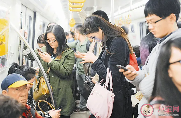 長(zhǎng)期做低頭族會(huì)影響顏值 怎樣擺脫低頭族 長(zhǎng)期做低頭族會(huì)影響顏值 怎樣擺脫低頭族