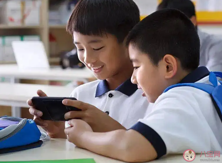 家長(zhǎng)應(yīng)該偷偷看孩子手機(jī)嗎 要不要偷看孩子手機(jī)