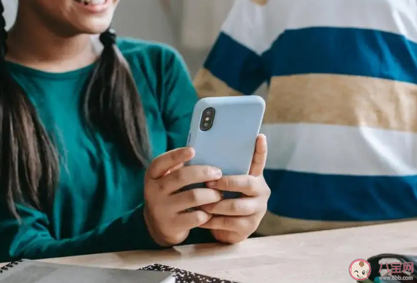 家長(zhǎng)應(yīng)該偷偷看孩子手機(jī)嗎 要不要偷看孩子手機(jī)