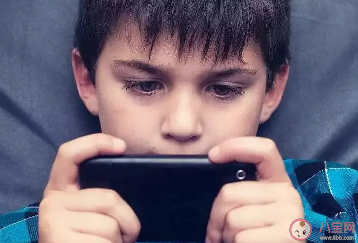 家長(zhǎng)應(yīng)該偷偷看孩子手機(jī)嗎 要不要偷看孩子手機(jī)
