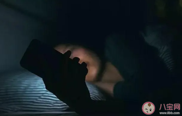 睡前玩手機能緩解抑郁情緒嗎 睡前玩多久手機合適