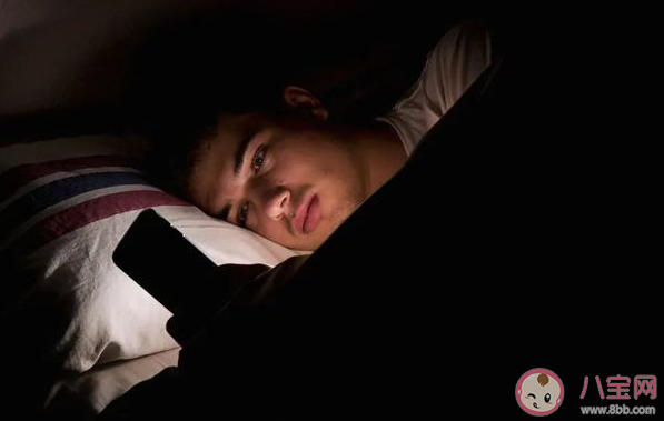 睡前玩手機能緩解抑郁情緒嗎 睡前玩多久手機合適