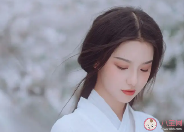 抖音落雨聲滴答滴滴回蕩著輕聲細語是什么歌 《芊芊》完整版歌詞在線聽歌