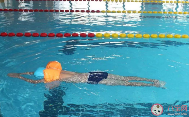 家長會游泳要給孩子報游泳培訓班嗎 給孩子報游泳培訓班要注意什么