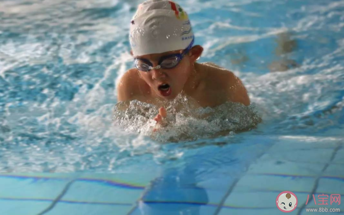 家長會游泳要給孩子報游泳培訓班嗎 給孩子報游泳培訓班要注意什么