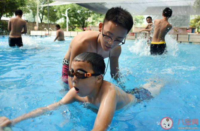 家長會游泳要給孩子報游泳培訓班嗎 給孩子報游泳培訓班要注意什么