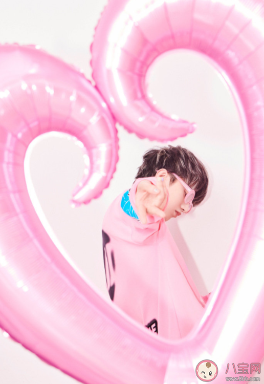 蔡徐坤新歌《Hug me》歌詞是什么 《Hug me》完整版歌詞內容