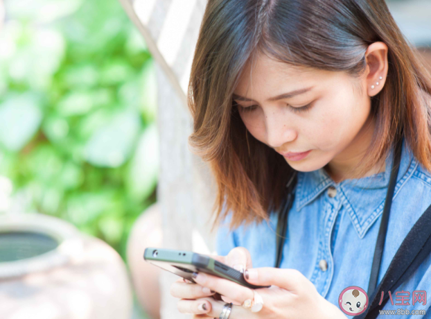 仰頭玩手機可以預防頸椎病嗎 玩手機如何預防頸椎病