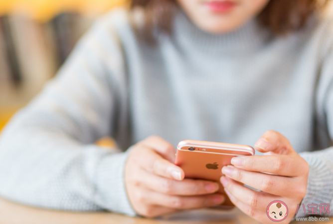 仰頭玩手機可以預防頸椎病嗎 玩手機如何預防頸椎病