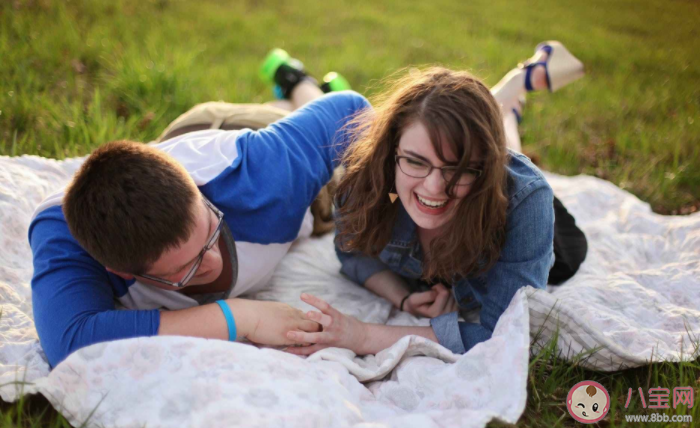 伴侶過分黏人是什么感覺 親密關(guān)系如何保持良好的邊界感